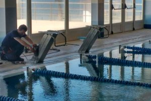 Un operario realizando reparaciones en la piscina de Adra.