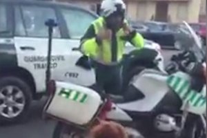 Fotograma del vídeo del recibimiento de la niña a su padre en la Comandancia.