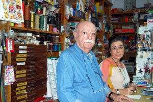 Antonio Giménez Alemán, fundador de ‘Manos’, junto a su hija Carmen Giménez Viciana, despachando detrás del mostrador.