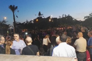 La mesa arropada por los almerienses