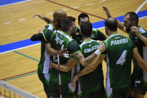 Piña de jugadores de Unicaja.