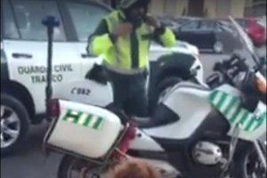 Imagen del Guadia Civil de tráfico y su hija