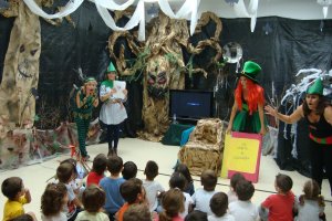 Actividad de “Cuentos a la luz de las velas” contados por las familias tras ambientar la biblioteca terroríficamente.