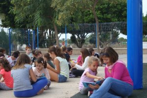 Leyendo cuentos, compartiendo aventuras y diversión en una de las actividades internivelares del Día del Libro.