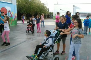 Compartiendo juegos y espacios en el patio del recreo.