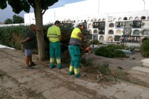 Trabajadores municipales en labores de reparación en el cementerio de Adra.