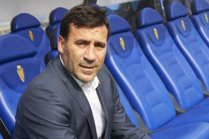 Agné en el banquillo de La Romareda.