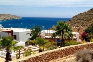 La propiedad cuenta con 570 metros de arquitectura mediterrránea frente a la costa de Níjar.
