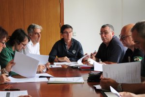 La reunión, presidida por el alcalde, se ha celebrado en el Ayutamiento de Adra.