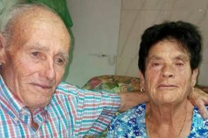 Lucía García, junto a su marido, con la ropa que llevaba el día que desapareció.