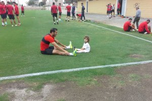 Fran Vélez con su princesa en la hierba.