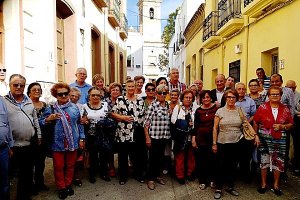Parte del centenar de vecinos que participaron en la excursión.