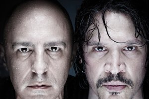 Cartel anunciador de la obra "Lluvia constante".