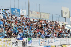 Afición celeste apoyando al equipo en Lorca.