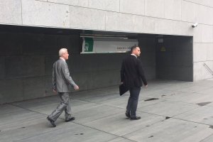 Demetrio Carmona (gris) saliendo esta mañana de los juzgados