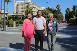 Ruddy De Los Santos en la Avenida Federico García Lorca y entre la directora-presidenta de Proyecto Hombre y la representante de Mensajeros de la Paz