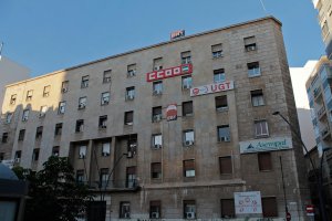 El edificio  central de sindicatos fue proyectado por Antonio Góngora en 1952.