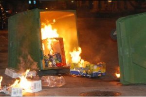 Contenedor ardiendo en Alcalde Muñoz del Twitter de Policía Local