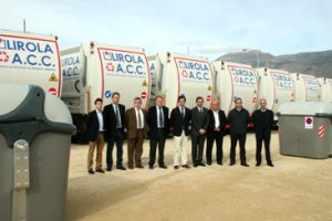 El alcalde de El Ejido, Francisco Góngora, con los responsables de "Hermanos Lirola" en la presentación de la nueva flota de camiones de la empresa.