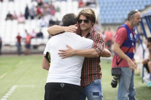 Duba se abraza al Maestro Férez.