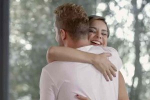 Abrazo entre David Bisbal y Chenoa (Foto: TVE).