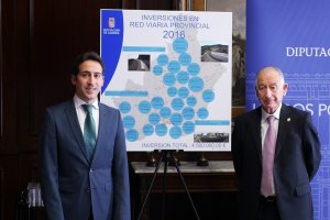 El presidente, Gabriel Amat y el diputado, Óscar Liria junto a la nueva cartografía