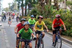 Algunos de los jóvenes participantes, ayer, en el Día de la Bicicleta.