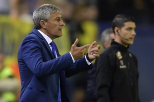 Quique Setién estalla contra las decisiones arbitrales.