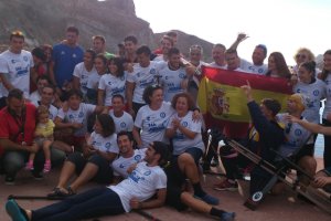 La alegría de los palistas tras el éxito hizo olvidar las largas horas de relevos en la madrugada, las contracturas y las obligadas visitas a la Cruz