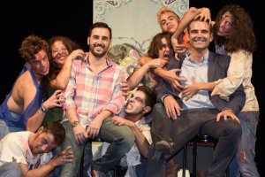 Presentación de la Noche en Negro en el Apolo con zombis ‘atacando’ al alcalde y al edil Carlos Sánchez.