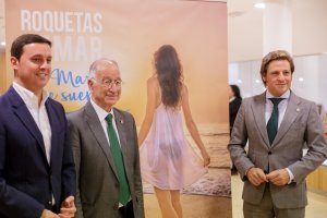 Amat (segundo por la izquierda), con García y Carmona ante el cartel de la campaña.