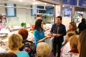 Visita al mercado de abastos para promocionar el consumo de productos frescos.