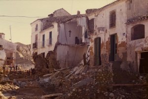 Una de las calles principales de Zurgena tras las lluvias.