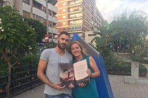 Los Lorente muestran el interior del libro. Al lado, la portada y una ilustración.