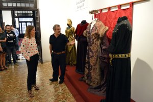 Manuel Sánchez, comisario de la muestra, durante la visita con Ana Martínez Labella.