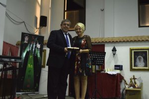 El hermano mayor de la Cofradía de El Parador, Antonio Rabaneda, hizo entrega de una distinción a la diputada nacional Eloisa Cabrera.