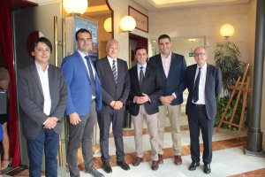 El alcalde y el vicepresidente de la Diputación, con los concejales, el diputado provincial y el director académico en el Teatro Apolo.