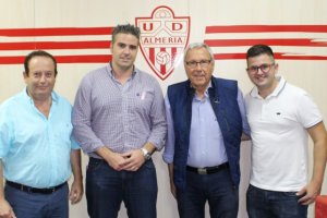 El alcalde y el concejal de Deportes de Viator, con los consejeros del club Onofre Díaz y Manuel García.