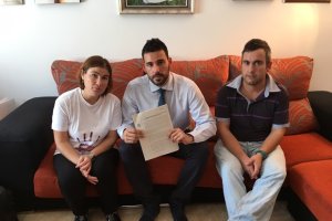 Imagen de los padres de Alejandro junto a su abogado