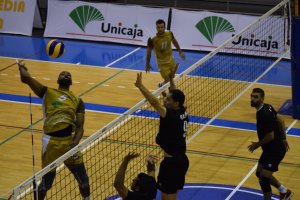 Moisés Cézar en acción de remate.