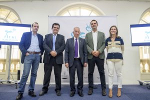 Representantes del festival e instituciones tras la firma del convenio.