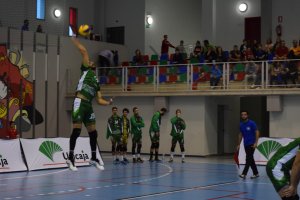 Israel Rodríguez en plena acción de saque.