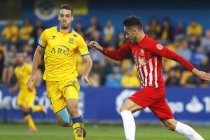 Iago Díaz en una jugada del Alcorcón-Almería.