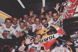 Imagen de todo el equipo celebrando el título, subida por el propio piloto a su cuenta de Facebook.