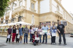 Los artistas que asistieron a la quedada organizada por la Agrupación de Acuarelistas de Andalucía frente al Teatro Cervantes.