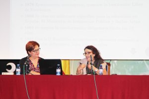 Francisca Serrano, coordinadora del Instituto Andaluz de la Mujer en Almería, atiende a las explicaciones de Ana Mª Callejón.