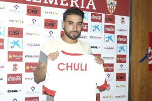 Chili agarrado a una camiseta.