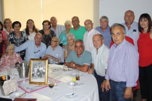 Familiares participantes en el homenaje arropan a Francisco Villegas, en el centro.