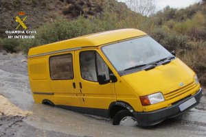 LA furgoneta quedó atascada en mitad de la rambla.