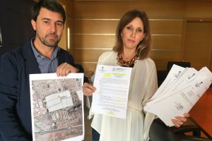 Los concejales de Urbanismo y Cultura muestran los planos con las parcelas y las cartas enviadas a la Junta de Andalucía.